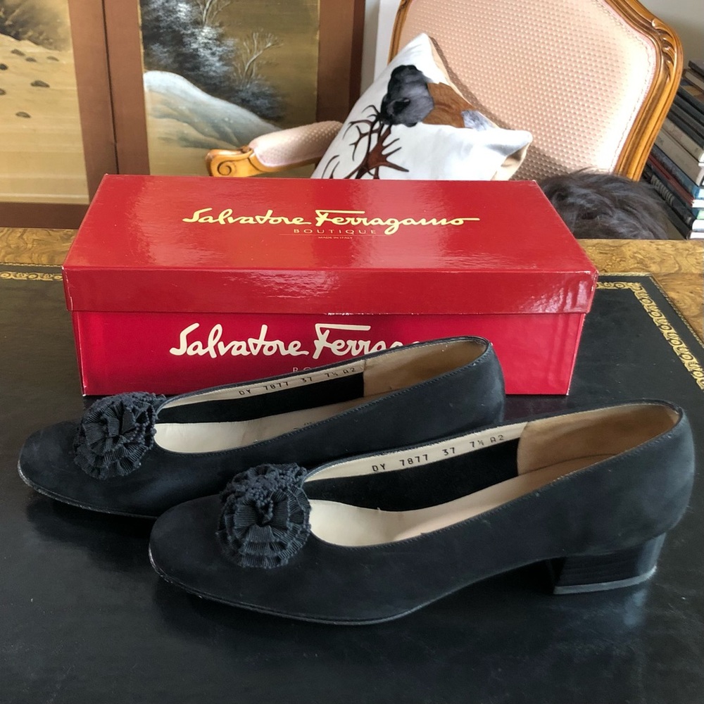 Salvatore Ferragamo FARFALLA NERO NABUCK Size 7 1/2 AA